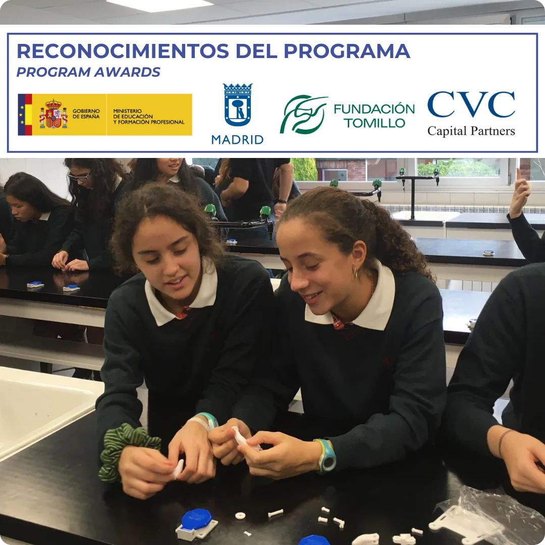 Imagen de colegio participante en el programa educativo Helping y logos de los reconocimientos del programa