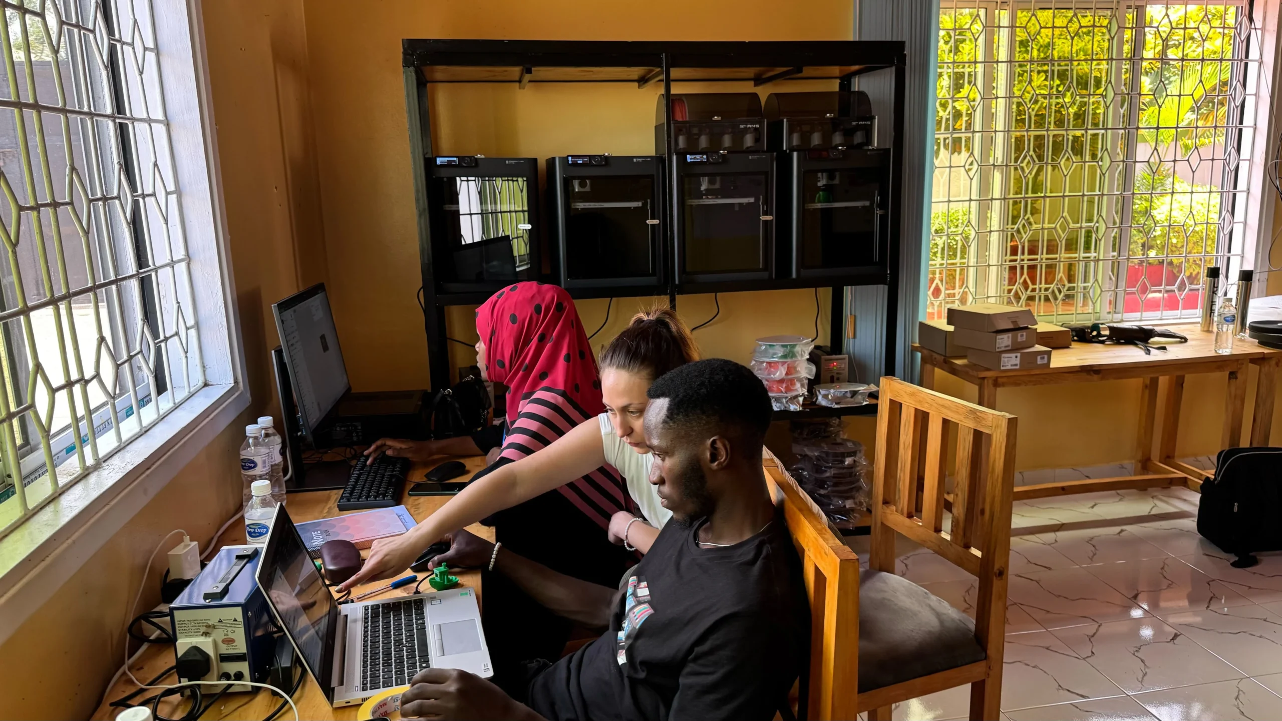 Personas en el 3DLab Tanzania