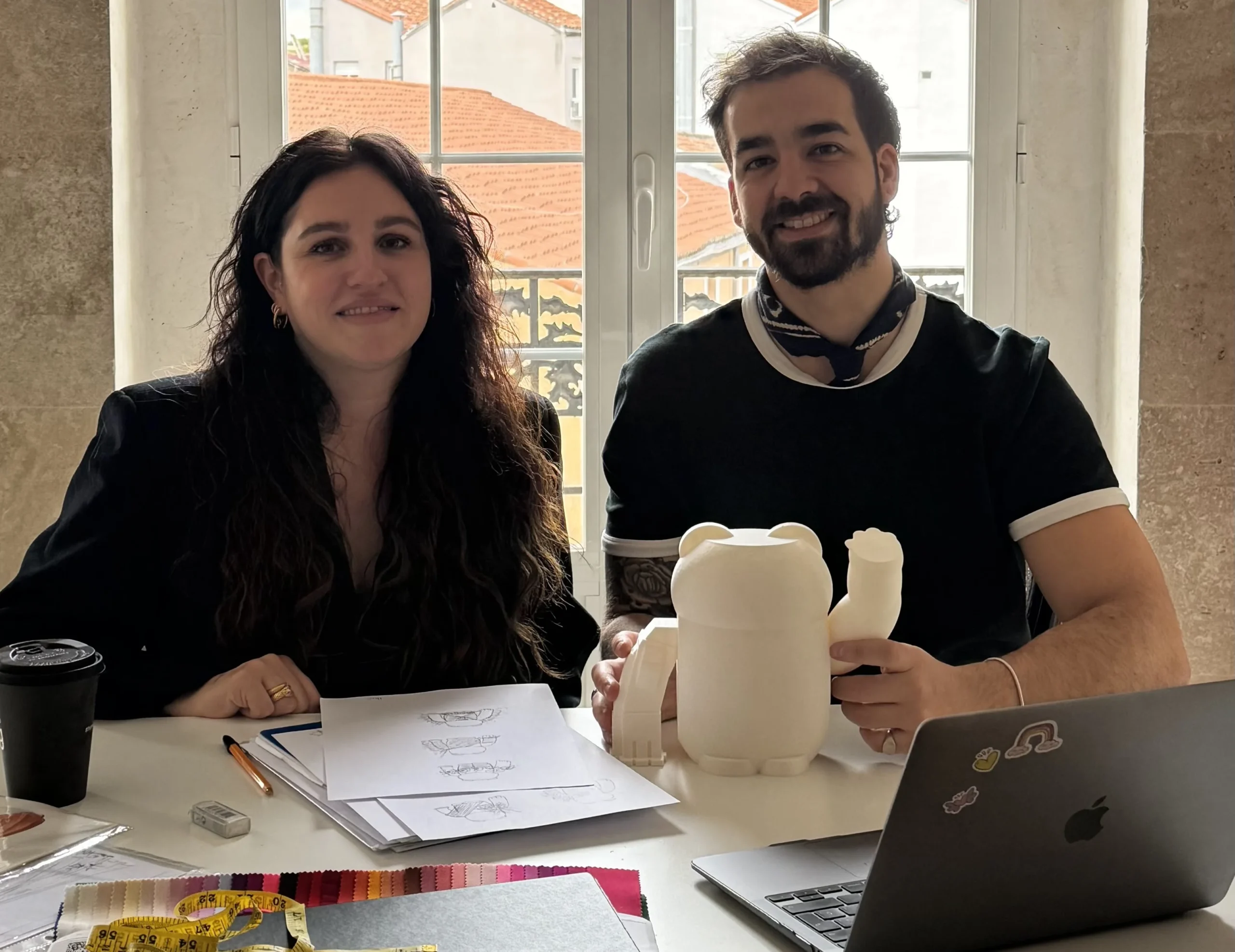 Natalia Però junto a Guillermo Gauna-Vivas y el Helpi lienzo